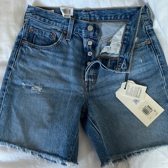 ❌ SOLD ❌ 🆕NEW Levi’s High Waisted Mid Thigh Cutoff Denim Shorts - Picture 2 of 4
